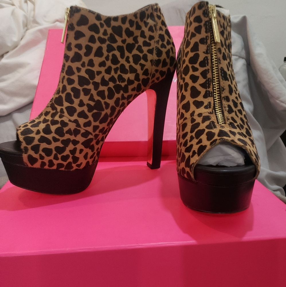 Betsy Johnson Boldd leopard